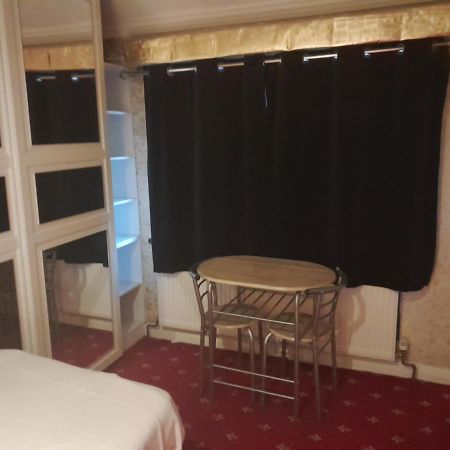 Apartament Lovely 1-Bed Studio In Londyn Zewnętrze zdjęcie
